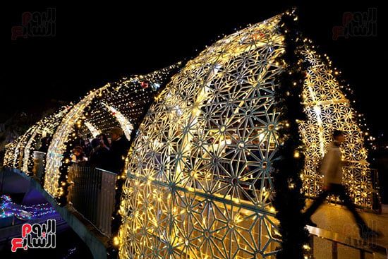 ممرات سوق عيد الميلاد تكتسى بالأضواء ممرات سوق عيد الميلاد تكتسى بالأضواء