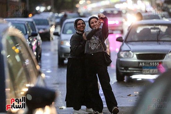 مواطنون يلتقطون سيلفى وقت المطر مواطنون يلتقطون سيلفى وقت المطر