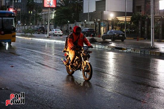 سقوط الأمطار على المشاة سقوط الأمطار على المشاة