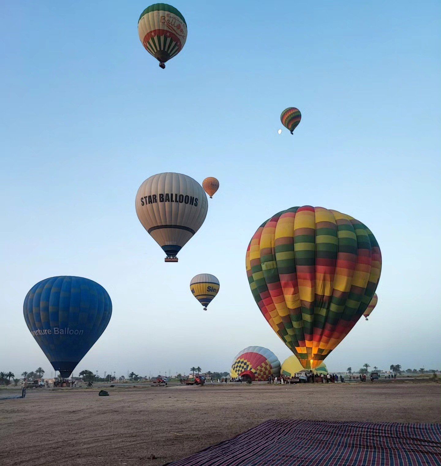 جانب من تحليق رحلات البالون غرب الأقصر جانب من تحليق رحلات البالون غرب الأقصر
