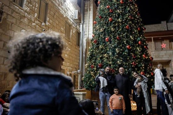 احتفالات والتقاط الصور احتفالات والتقاط الصور