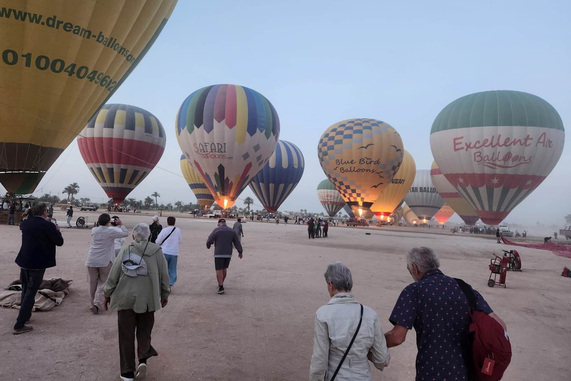 جانب من تجهيز رحلات البالون للتحليق بالأقصر جانب من تجهيز رحلات البالون للتحليق بالأقصر