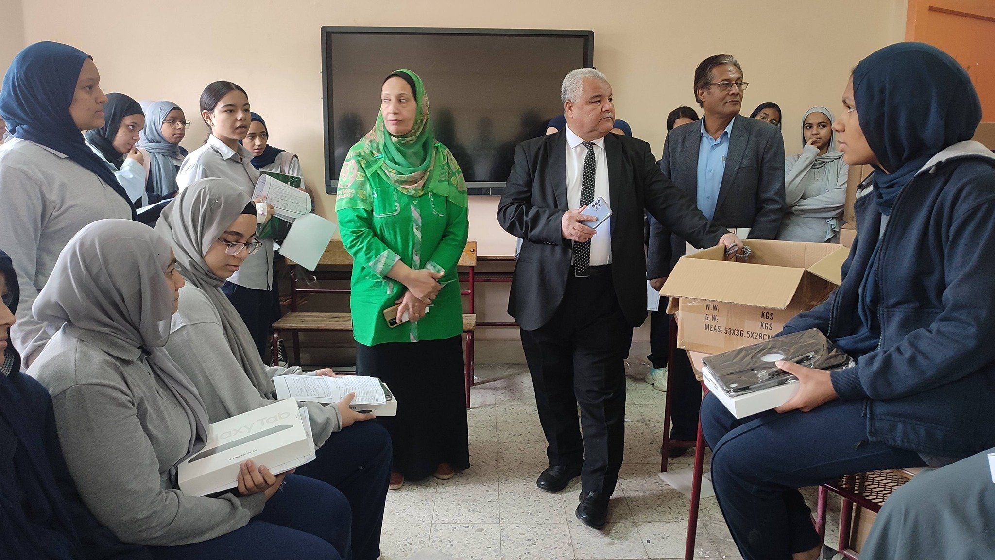 وكيل التعليم يتابع عملية تسليم أجهزة التابلت لطالبات الصف الأول الثانوي وكيل التعليم يتابع عملية تسليم أجهزة التابلت لطالبات الصف الأول الثانوي