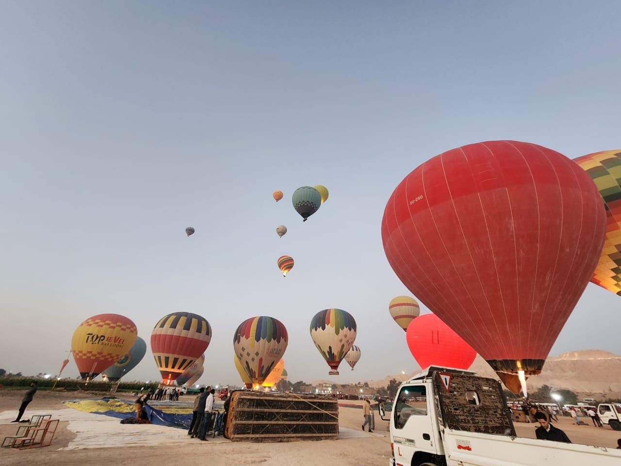 التجهيزات لإقلاع رحلات البالون يوم افتتاح المتحف المصرى الكبير التجهيزات لإقلاع رحلات البالون يوم افتتاح المتحف المصرى الكبير