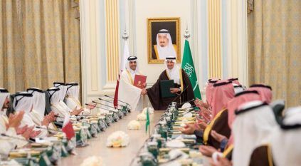 ولي العهد وأمير قطر يشهدان توقيع اتفاقية تنفيذ مشروع قطار السعودية / قطر السريع