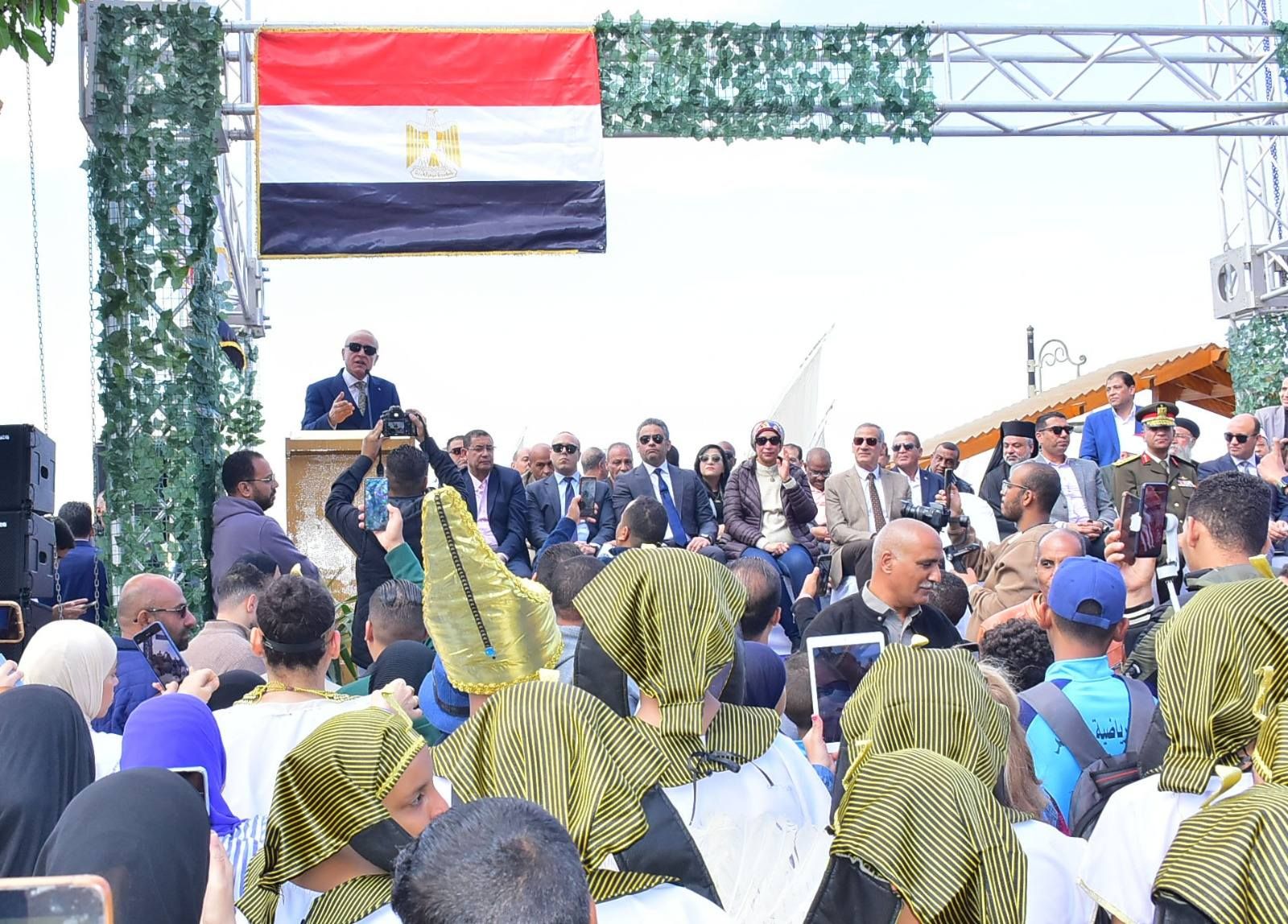 محافظ الأقصر يشكر جميع المشاركين فى الفعاليات بالعيد القومى محافظ الأقصر يشكر جميع المشاركين فى الفعاليات بالعيد القومى