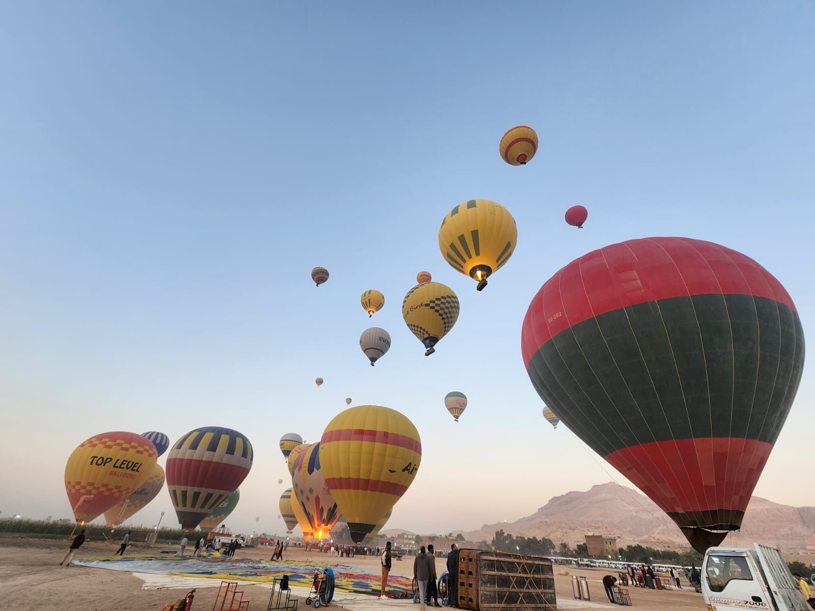 فرحة رحلات البالون الطائر بتحليق 1740 سائح بسماء الأقصر فرحة رحلات البالون الطائر بتحليق 1740 سائح بسماء الأقصر