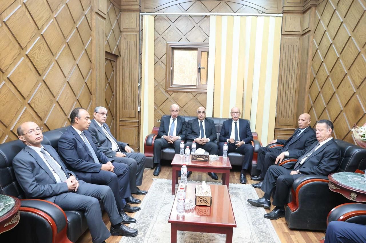 وزير العدل يؤدى واجب العزاء فى قضاة المنيا (3) وزير العدل يؤدى واجب العزاء فى قضاة المنيا (3)