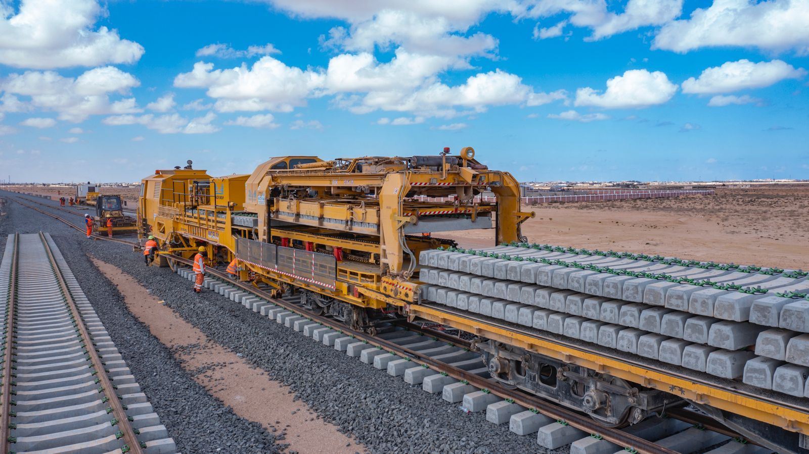 قطار التركيبات المستخدم فى تركيب شبكة القطار السريع قطار التركيبات المستخدم فى تركيب شبكة القطار السريع