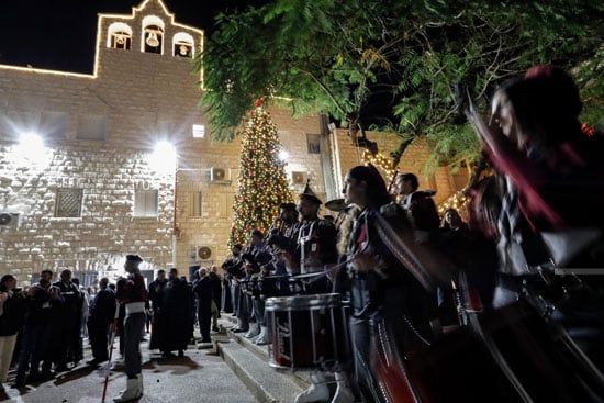 أضاءت كنيسة دير اللاتين في مدينة جنين شجرة الميلاد أضاءت كنيسة دير اللاتين في مدينة جنين شجرة الميلاد