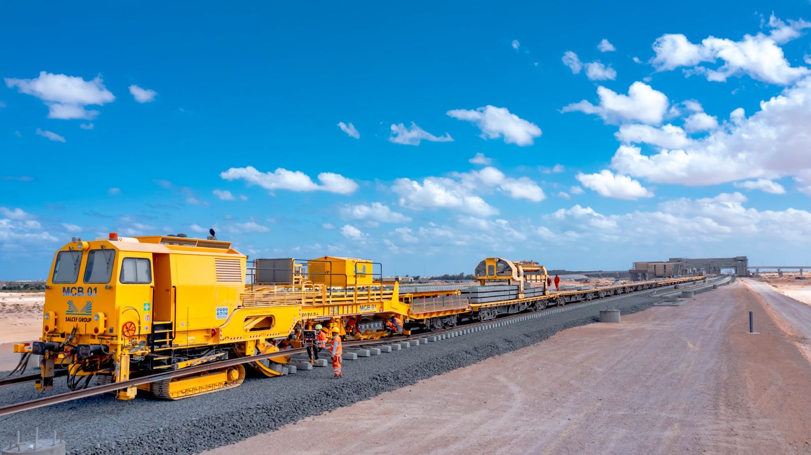 تنقل الفلنكات وتوزعها على المسار بمسافات مضبوطة تنقل الفلنكات وتوزعها على المسار بمسافات مضبوطة