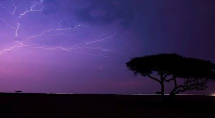 لقطات توثق الحالة المطرية على محافظة أملج