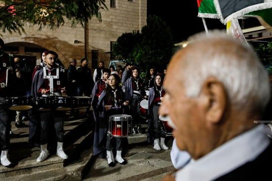 فرحة وبهجة لحظة إضاءة شجرة عيد الميلاد فرحة وبهجة لحظة إضاءة شجرة عيد الميلاد