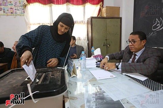 توافد المواطنين على اللجان للإدلاء بأصواتهم (28) توافد المواطنين على اللجان للإدلاء بأصواتهم (28)