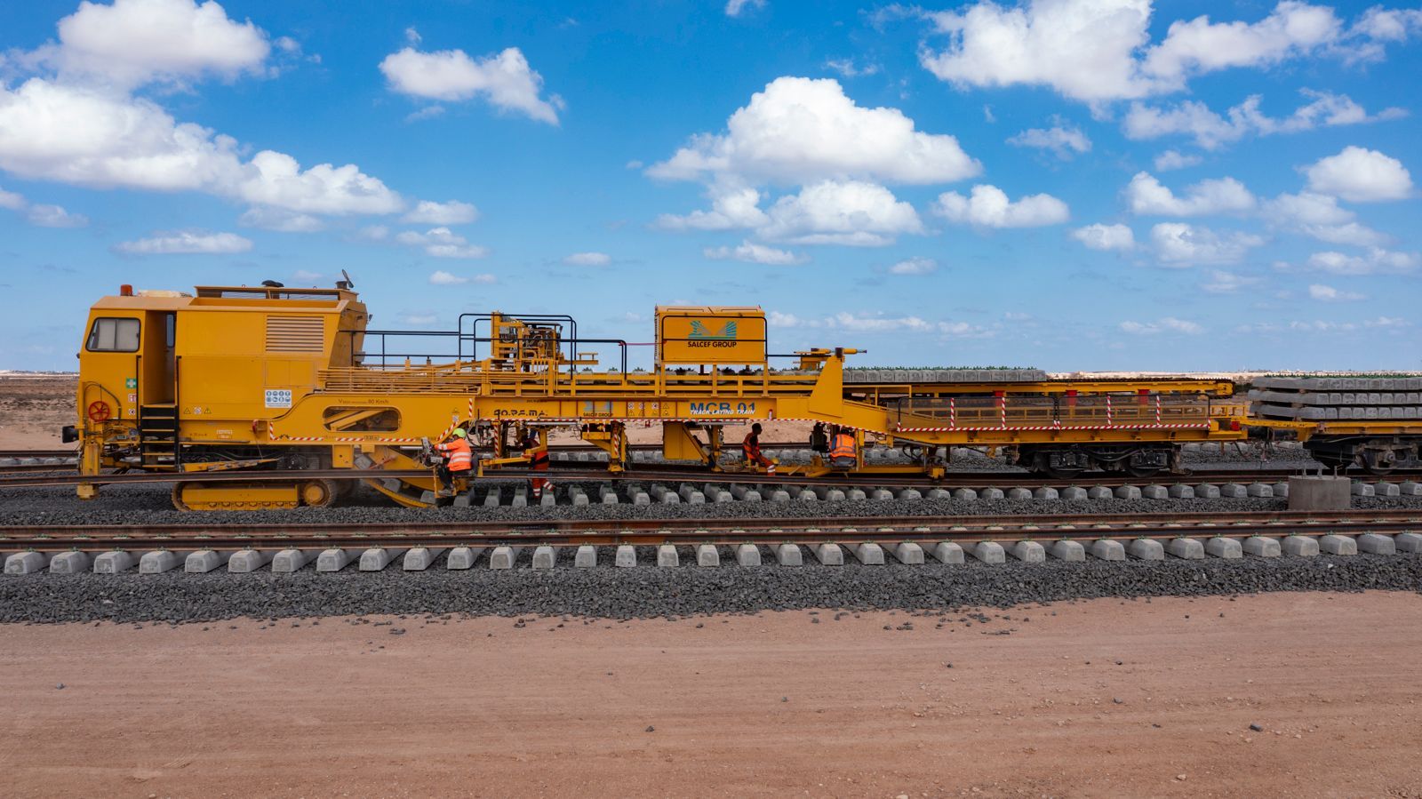 تركب القضبان الحديدية وتوصلها ببعضها البعض تركب القضبان الحديدية وتوصلها ببعضها البعض