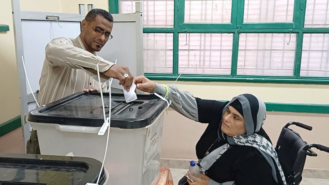 رئيسة لجنة بأسوان تساعد سيدة من ذوى الاحتياجات (1) رئيسة لجنة بأسوان تساعد سيدة من ذوى الاحتياجات (1)