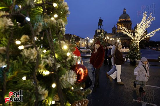 زوار الحديقة يستمتعون باجواء الفرح زوار الحديقة يستمتعون باجواء الفرح