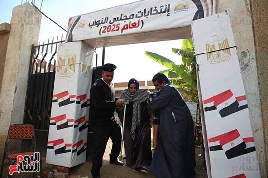 توافد المواطنين على اللجان للإدلاء بأصواتهم (10) توافد المواطنين على اللجان للإدلاء بأصواتهم (10)