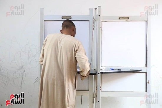 توافد المواطنين على اللجان للإدلاء بأصواتهم (12) توافد المواطنين على اللجان للإدلاء بأصواتهم (12)