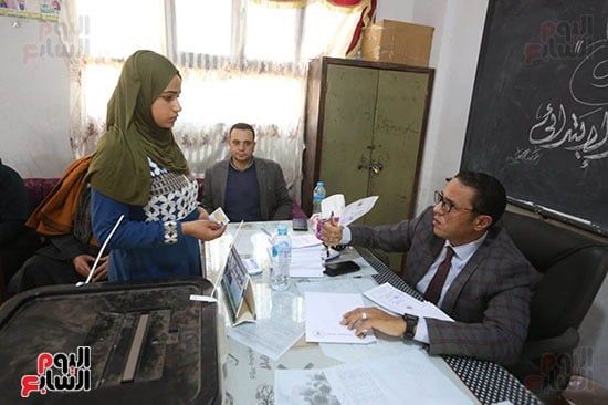 توافد المواطنين على اللجان للإدلاء بأصواتهم (33) توافد المواطنين على اللجان للإدلاء بأصواتهم (33)