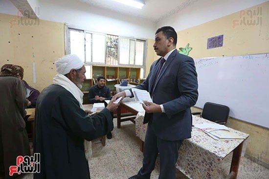 تزايد أعداد الناخبين علي لجان العياط للإدلاء بأصواتهم في الانتخابات البرلمانية 2025 (11) تزايد أعداد الناخبين علي لجان العياط للإدلاء بأصواتهم في الانتخابات البرلمانية 2025 (11)