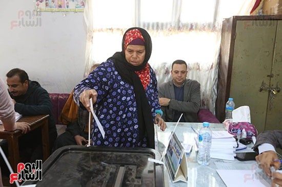 توافد المواطنين على اللجان للإدلاء بأصواتهم (24) توافد المواطنين على اللجان للإدلاء بأصواتهم (24)