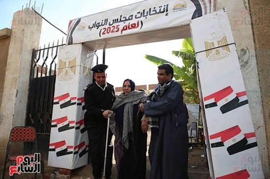 توافد المواطنين على اللجان للإدلاء بأصواتهم (9) توافد المواطنين على اللجان للإدلاء بأصواتهم (9)