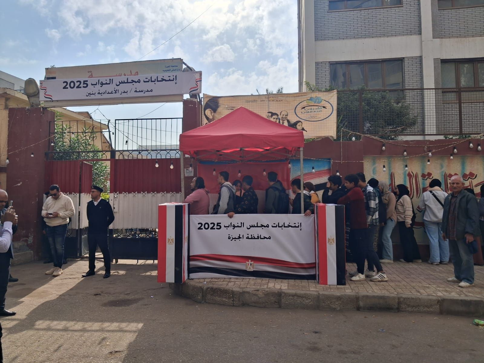 إقبال كبير من الشباب والسيدات على انتخابات مجلس النواب بالدقى إقبال كبير من الشباب والسيدات على انتخابات مجلس النواب بالدقى