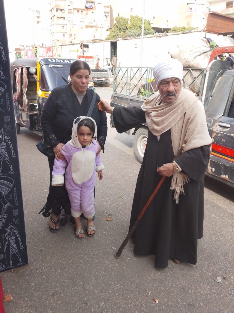 مسن يتكئ على عكاز يدلى بصوته في الوراق مسن يتكئ على عكاز يدلى بصوته في الوراق