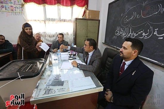 توافد المواطنين على اللجان للإدلاء بأصواتهم (36) توافد المواطنين على اللجان للإدلاء بأصواتهم (36)