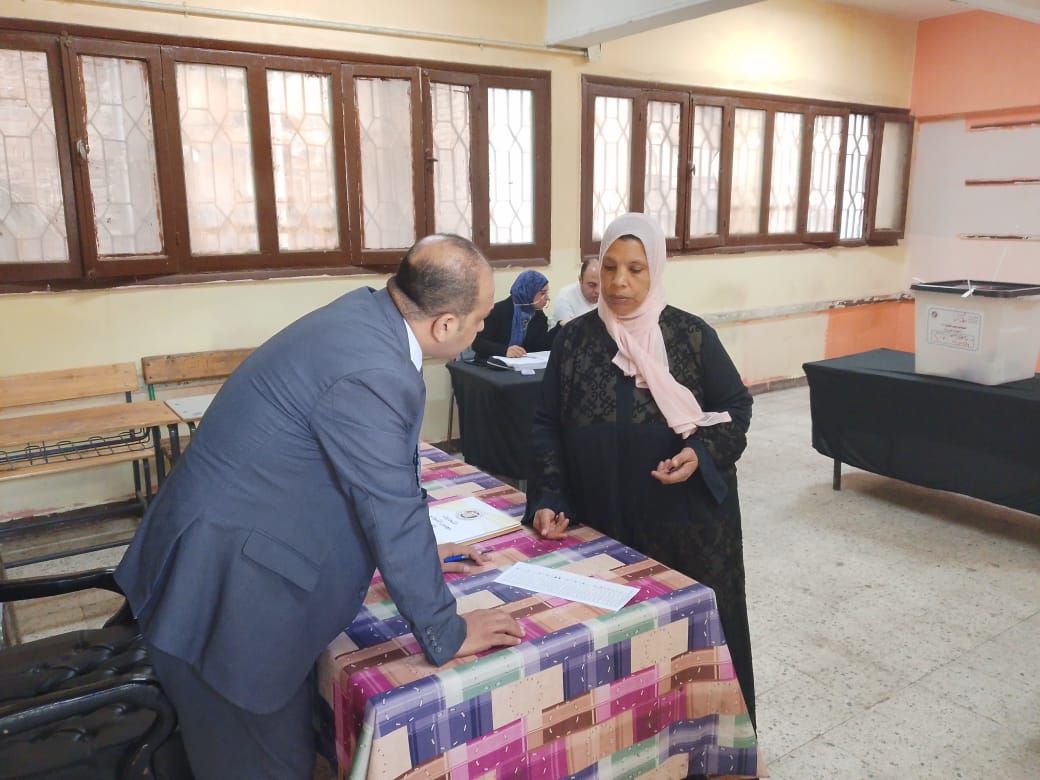 سيدة تدلي بصوتها سيدة تدلي بصوتها