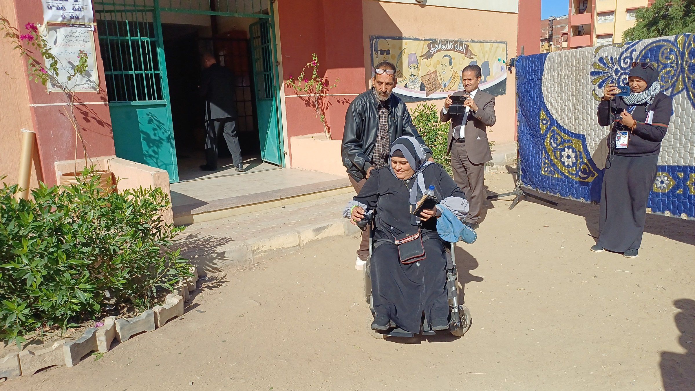 رئيسة لجنة بأسوان تساعد سيدة من ذوى الاحتياجات (4) رئيسة لجنة بأسوان تساعد سيدة من ذوى الاحتياجات (4)