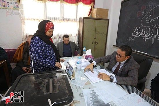 توافد المواطنين على اللجان للإدلاء بأصواتهم (23) توافد المواطنين على اللجان للإدلاء بأصواتهم (23)