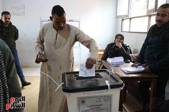 توافد المواطنين على اللجان للإدلاء بأصواتهم (6) توافد المواطنين على اللجان للإدلاء بأصواتهم (6)