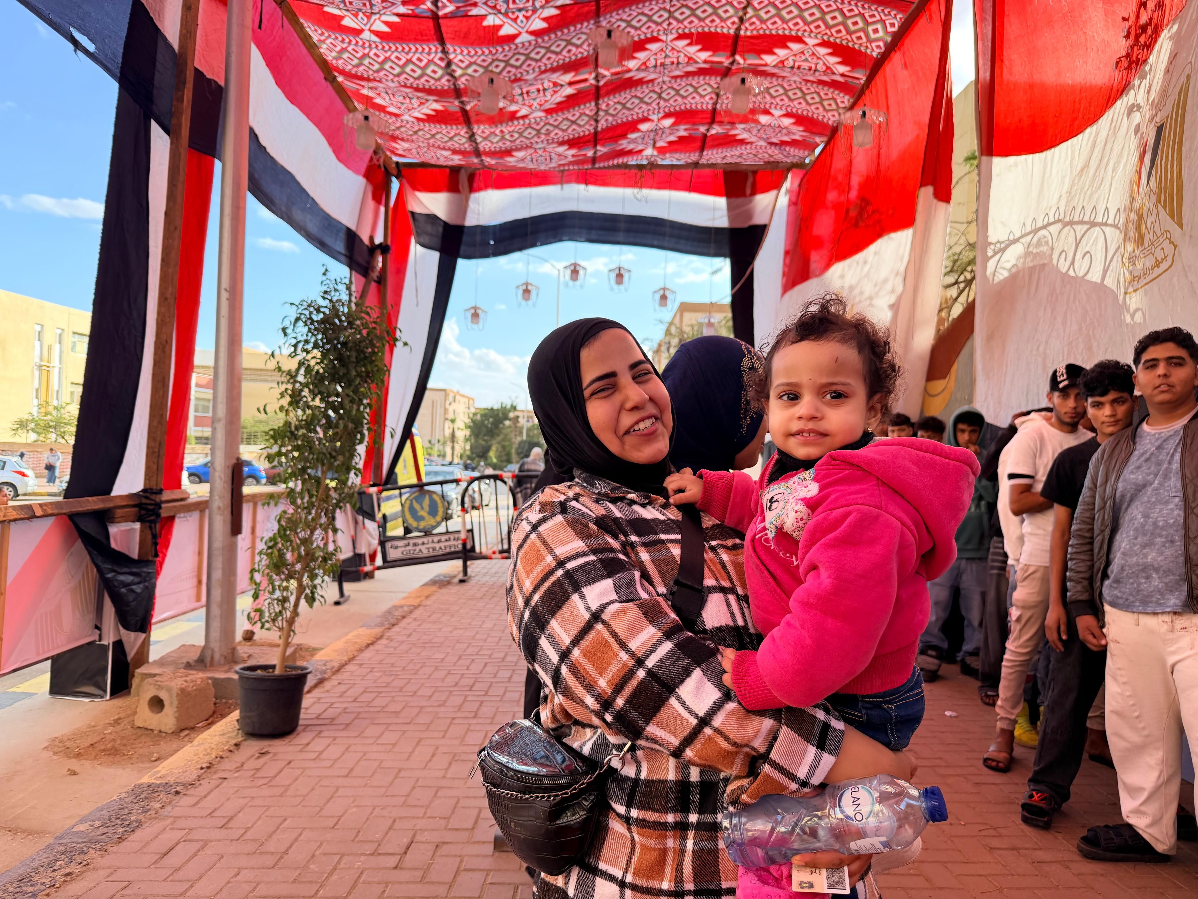 الأطفال على أيادي الأمهات خلال اليوم الانتخابي (2) الأطفال على أيادي الأمهات خلال اليوم الانتخابي (2)