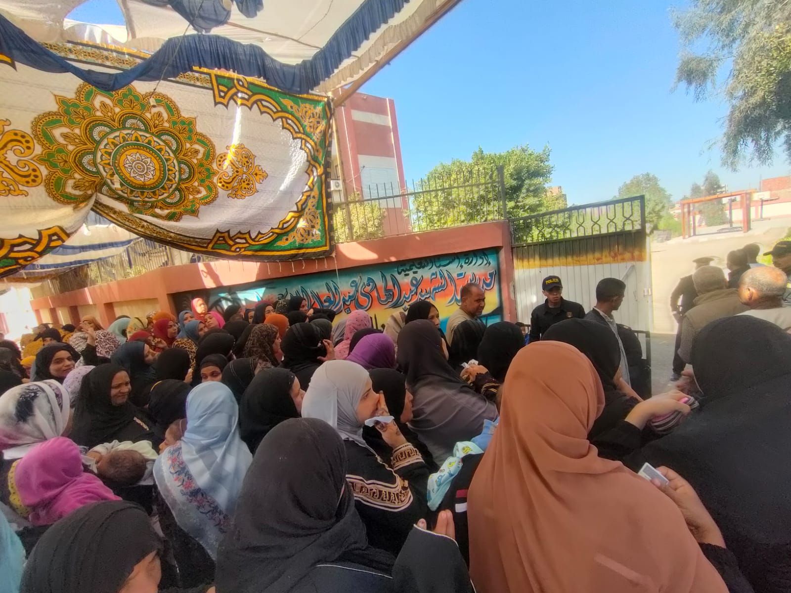 توافد نسائي كبير على لجان الانتخابات في مدارس قرية الدير توافد نسائي كبير على لجان الانتخابات في مدارس قرية الدير