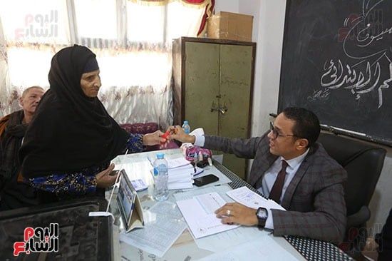 توافد المواطنين على اللجان للإدلاء بأصواتهم (27) توافد المواطنين على اللجان للإدلاء بأصواتهم (27)