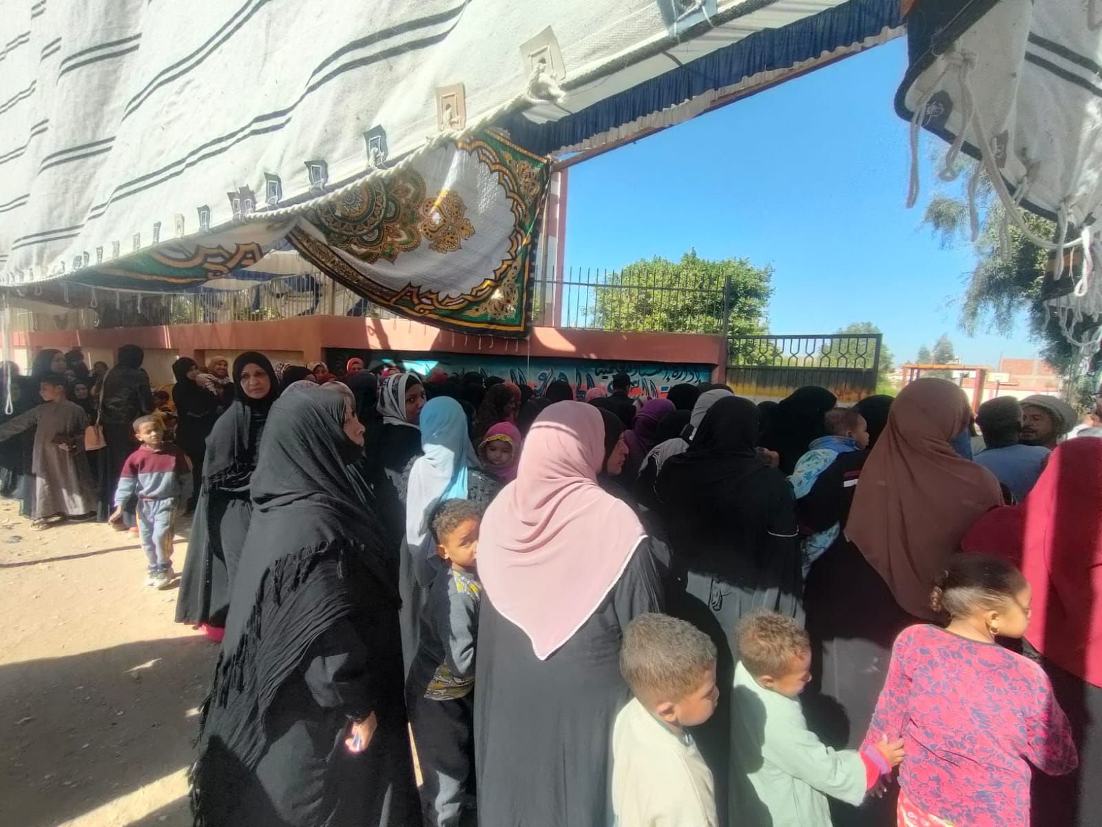 إقبال كبير من السيدات فى لجان قرية الدير بإسنا إقبال كبير من السيدات فى لجان قرية الدير بإسنا