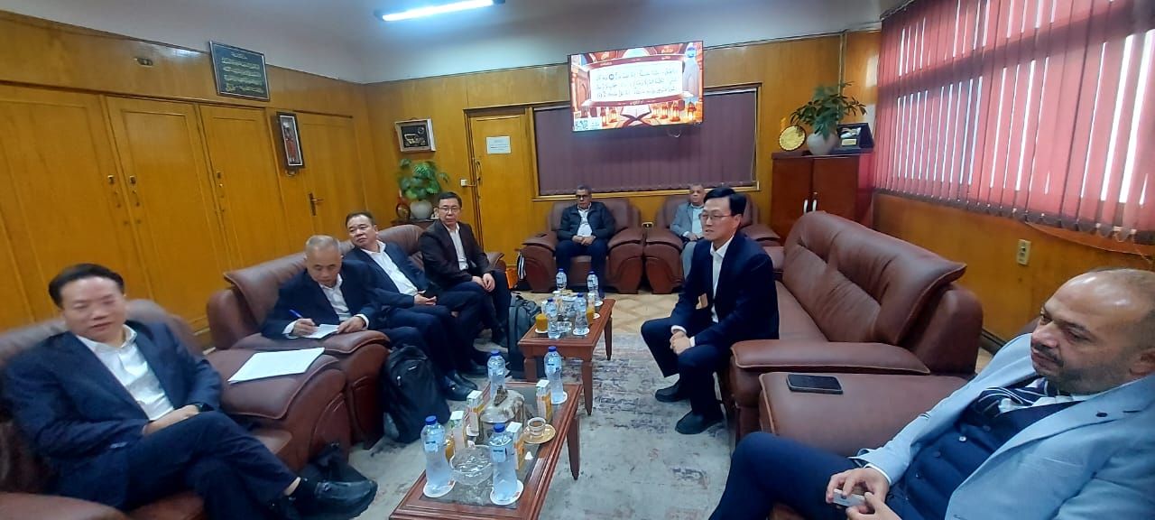 جانب من زيارة نقابات صينية لنقابة النقل البرى جانب من زيارة نقابات صينية لنقابة النقل البرى