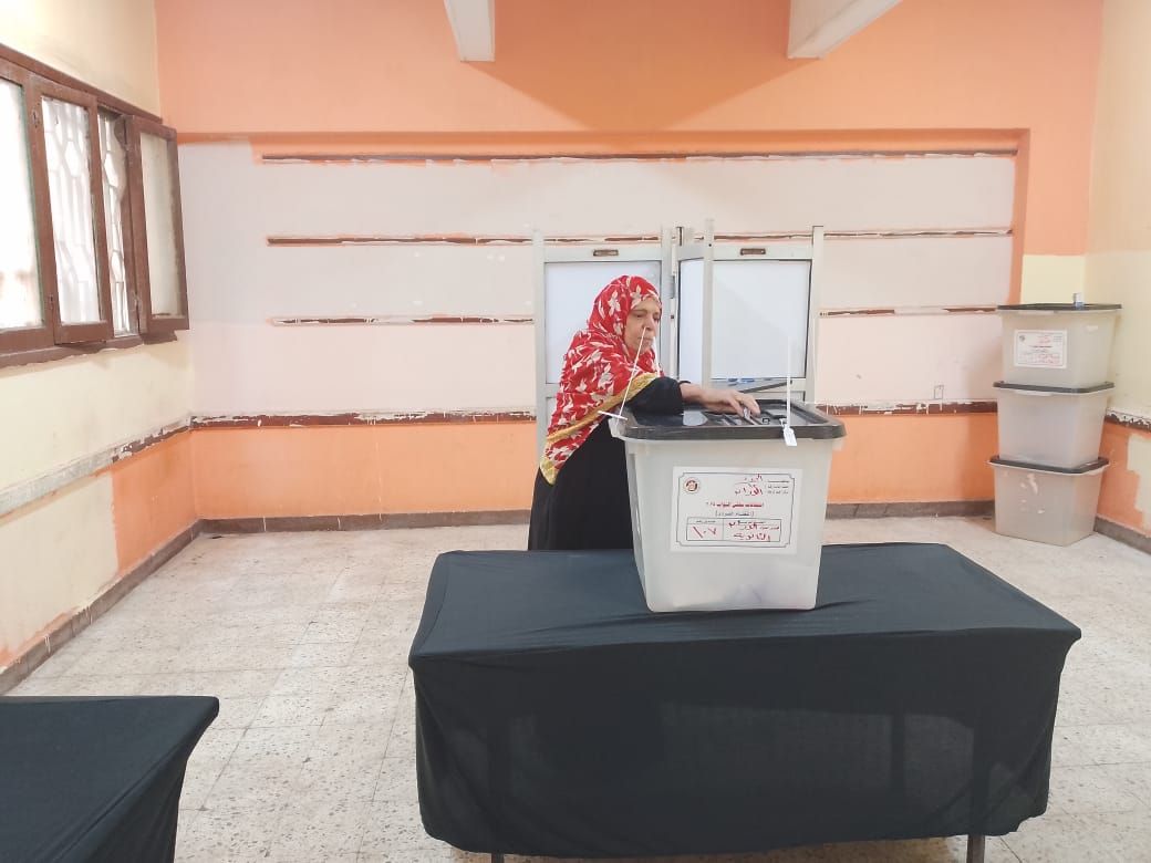 احدى السيدات تدلي بصوتها احدى السيدات تدلي بصوتها