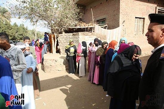 توافد المواطنين على اللجان للإدلاء بأصواتهم (22) توافد المواطنين على اللجان للإدلاء بأصواتهم (22)