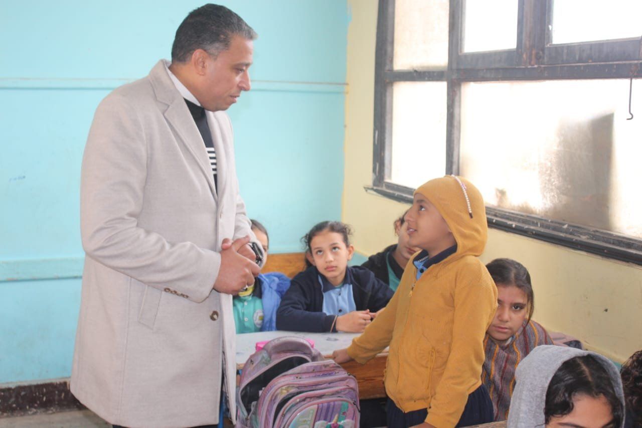 وكيل وزارة التعليم بالجيزة يحضر حصة دراسية لطلاب الصم والبكم . وكيل وزارة التعليم بالجيزة يحضر حصة دراسية لطلاب الصم والبكم .