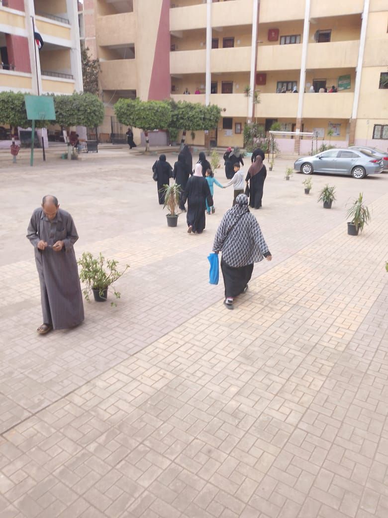 سيدات يتوجهن للادلاء بأصواتهن سيدات يتوجهن للادلاء بأصواتهن