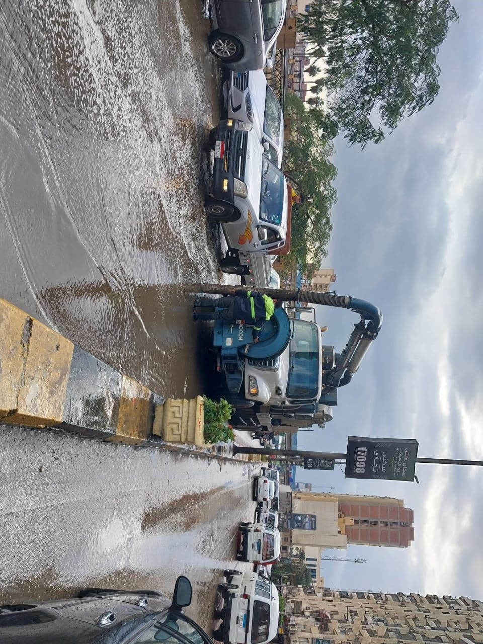 خلال رفع مياه الأمطار خلال رفع مياه الأمطار