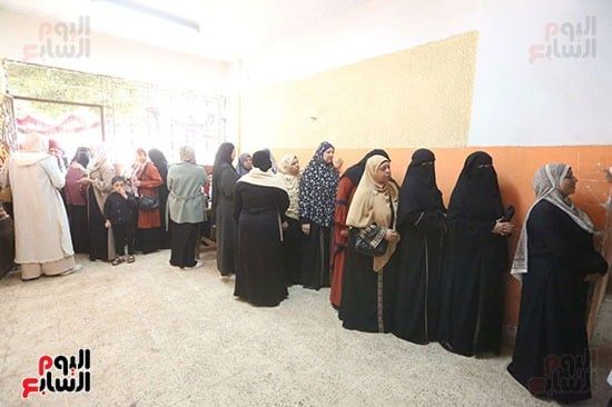تزايد أعداد الناخبين علي لجان العياط للإدلاء بأصواتهم في الانتخابات البرلمانية 2025 (5) تزايد أعداد الناخبين علي لجان العياط للإدلاء بأصواتهم في الانتخابات البرلمانية 2025 (5)