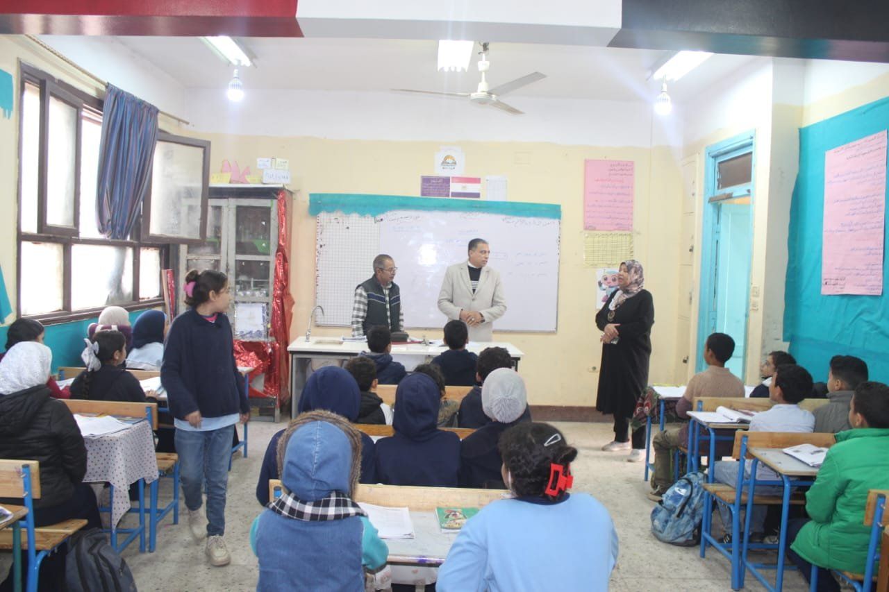 وكيل وزارة التعليم بالجيزة يحضر حصة دراسية لطلاب الصم والبكم بمنيل شيحة. وكيل وزارة التعليم بالجيزة يحضر حصة دراسية لطلاب الصم والبكم بمنيل شيحة.