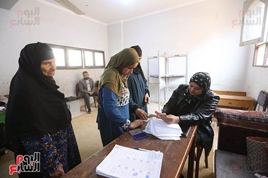 توافد المواطنين على اللجان للإدلاء بأصواتهم (31) توافد المواطنين على اللجان للإدلاء بأصواتهم (31)