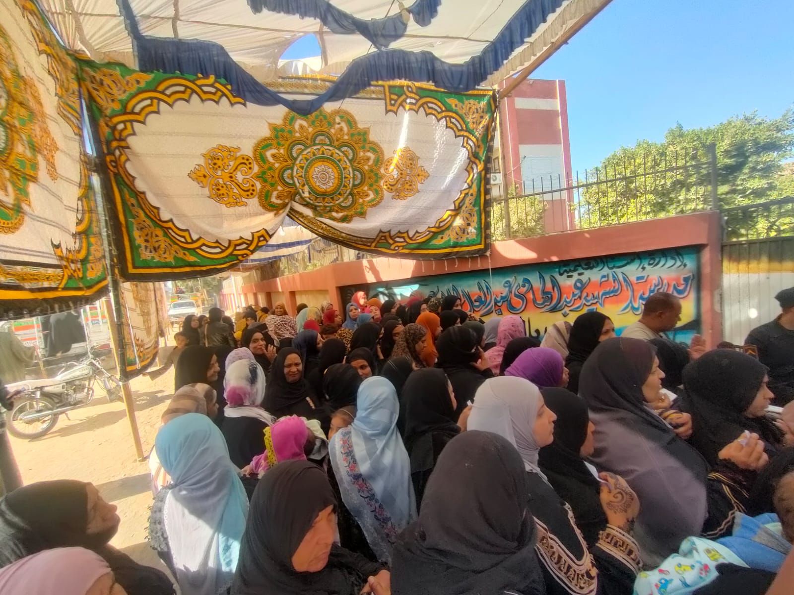 توافد نسائي كبير على لجان الانتخابات في مدارس قرية الدير بإسنا توافد نسائي كبير على لجان الانتخابات في مدارس قرية الدير بإسنا