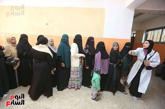 تزايد أعداد الناخبين علي لجان العياط للإدلاء بأصواتهم في الانتخابات البرلمانية 2025 (2) تزايد أعداد الناخبين علي لجان العياط للإدلاء بأصواتهم في الانتخابات البرلمانية 2025 (2)