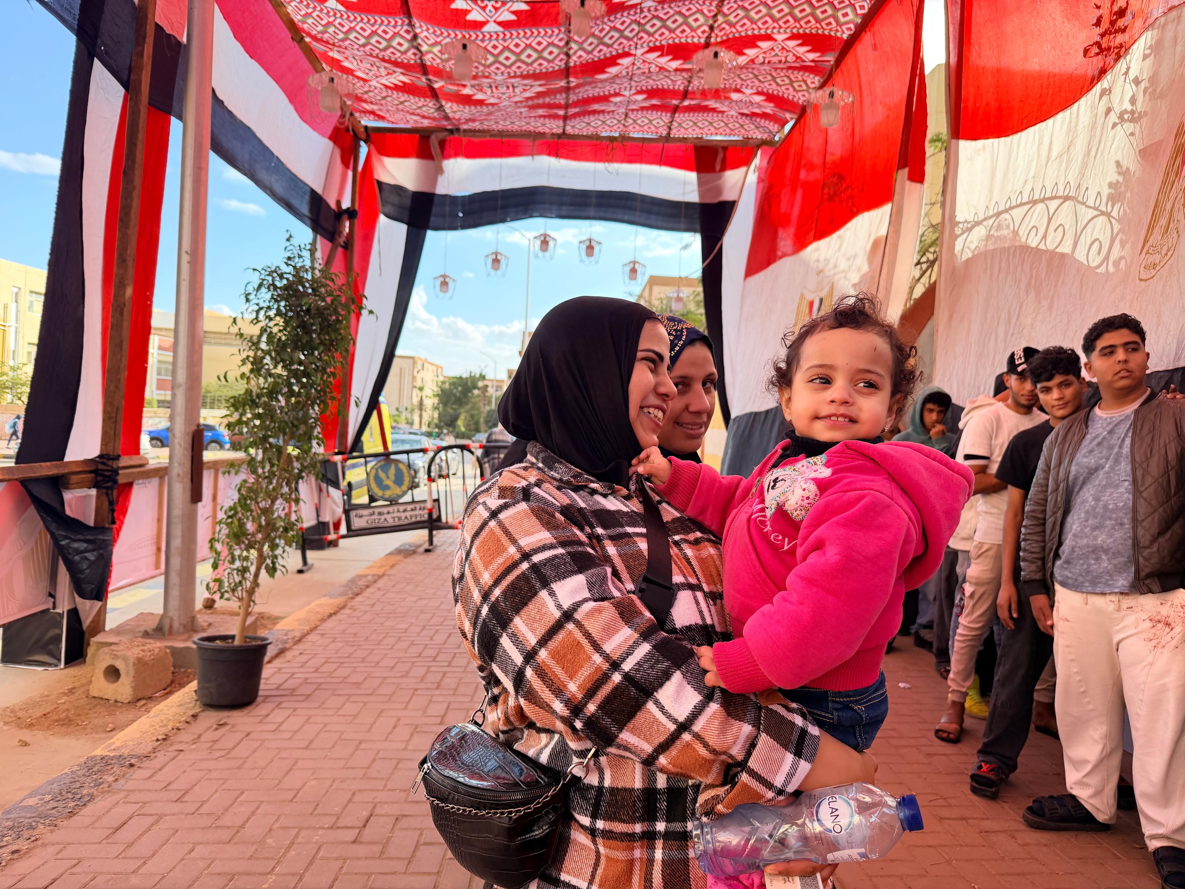 الأطفال على أيادي الأمهات خلال اليوم الانتخابي (1) الأطفال على أيادي الأمهات خلال اليوم الانتخابي (1)